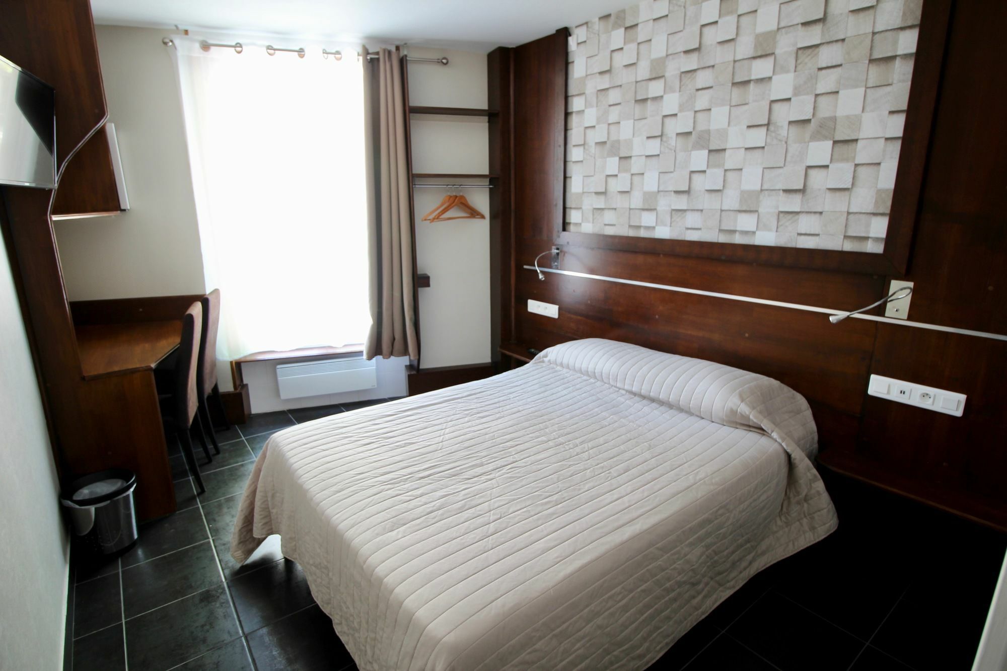 Hotel Des Pyrenees Paris Exterior photo